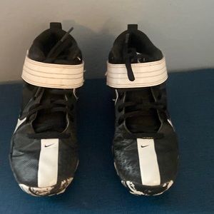 Nike baseball quarter (mid) top cleats size 3 youth. Used excellent condition.